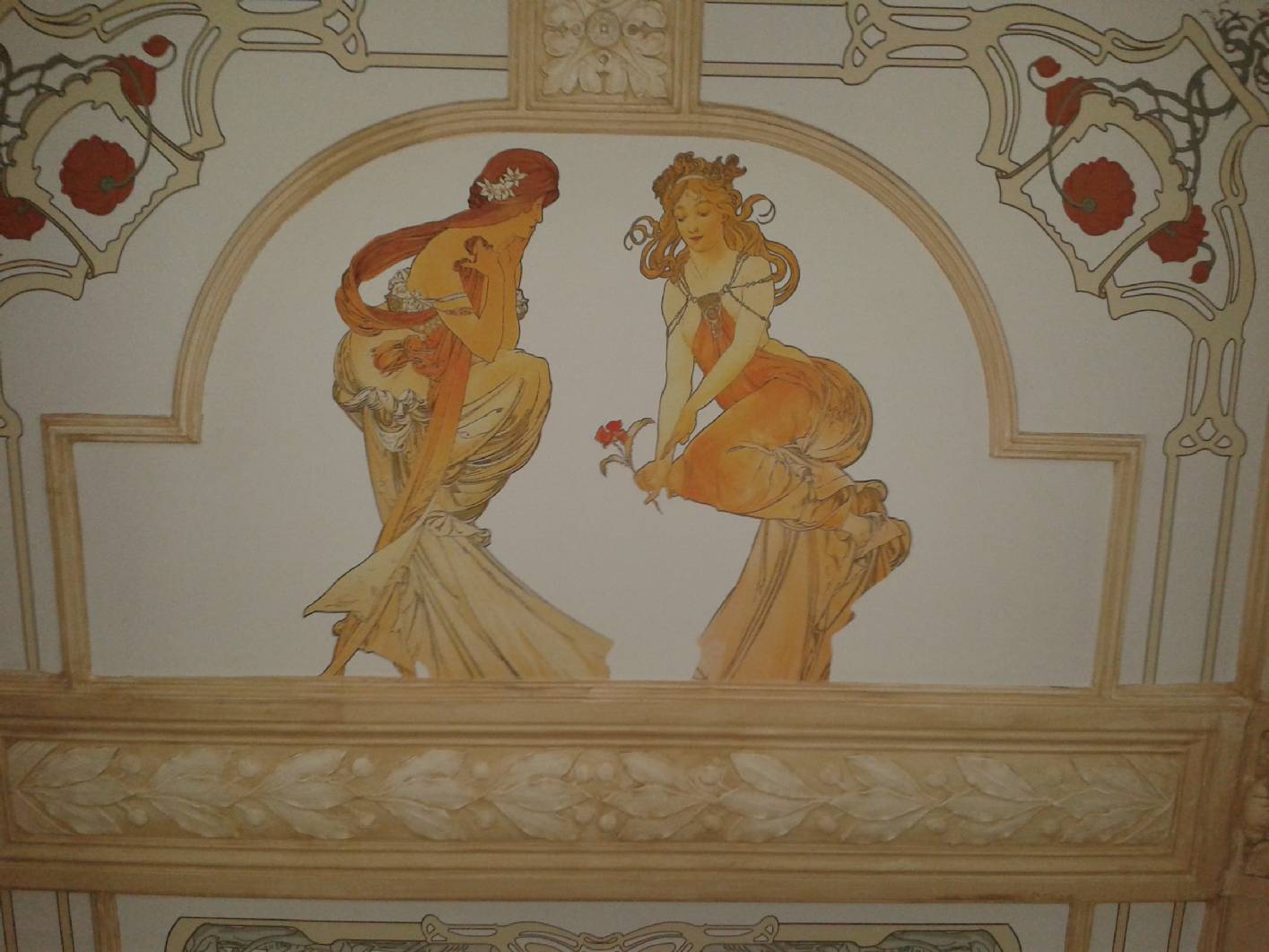 X Gestaltung einer Jugendstil – Deckenmalerei mit Stuck in einem Entree. Das Unternehmen Restaurierung und Gestaltung hat das Treppenhaus aus dem Jugendstil wieder in seine historische Formengabe gebracht. So wurden im Eingangsbereich der historische Stuck ergänzt und Deckenmalereien in Malerei und Schablonen angebracht. Im fortlaufenden Treppenhaus wurde das Paneel mit einer hellen Marmorimitation verziert. Eine gut gemachte Marmormalerei oder Marmorierung schützt besonders gut vor Verschmutzungen und Beschädigungen. Schlagstellen fallen auch wenig auf. Die Holzbauteile wurden mit einer Holzimitation als Holzlasur aufgetragen. Auch bei einer Holzmalerei fallen Unebenheiten und Verschmutzungen nicht so auf. Sowohl die Gestaltungsarbeiten, dekorativen Techniken und exklusive Malerarbeiten als auch die dafür notwendigen Vorarbeiten bietet das Unternehmen Restaurierung und Gestaltung an. So sind im Innungsbetrieb Malermeister, Maler, ein staatlich geprüfter Techniker für Farb- und Lacktechniken und einen Restaurator beschäftigt. Weitere Arbeiten wie Fußbodenarbeiten, Stuck und kleinere Tischlerarbeiten haben sich die Mitarbeiter in Schulungen angeeignet. Besonders komplizierte und Komplexe Aufgaben übernehmen gute Partnerfirmen.